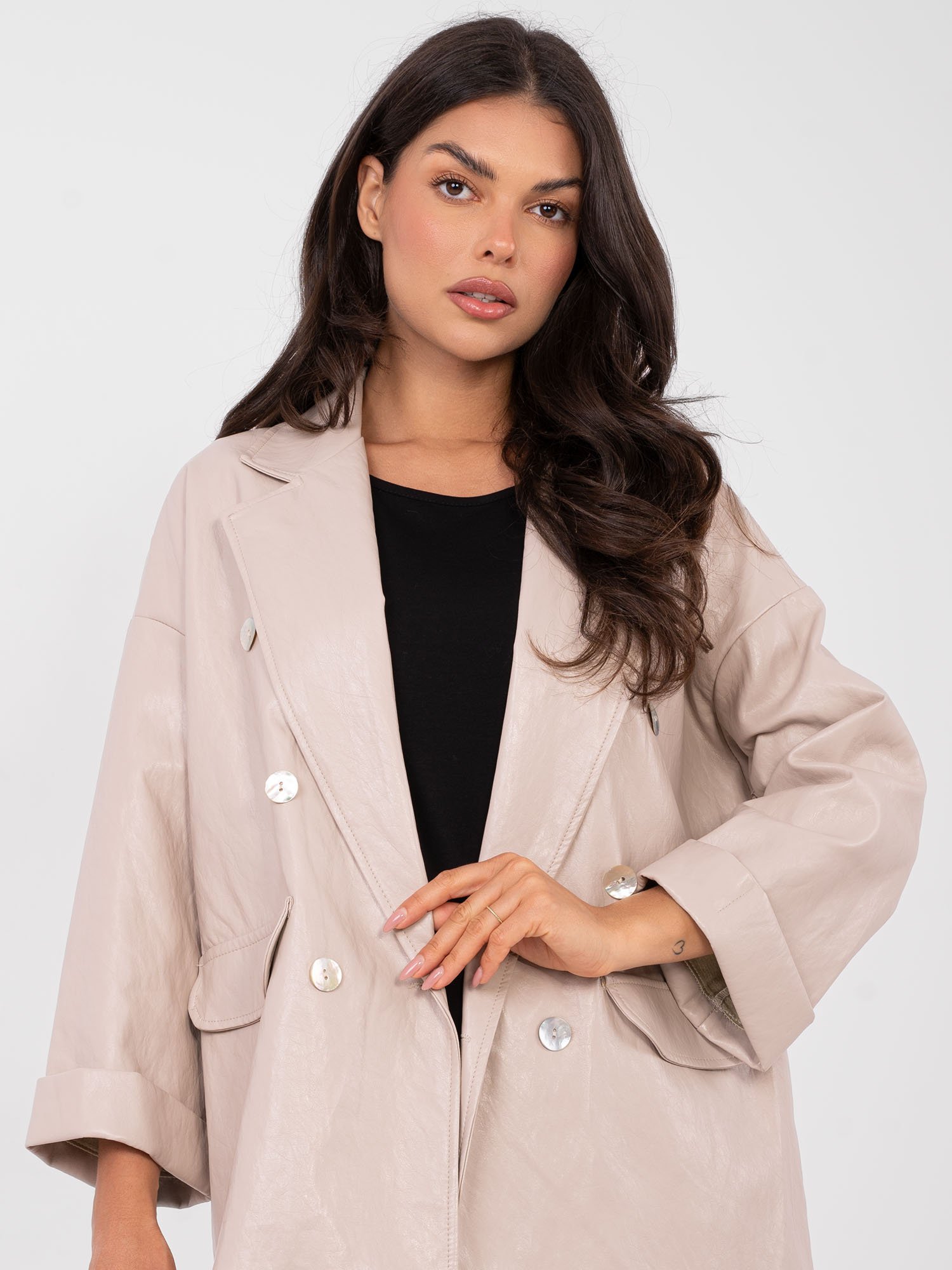 Blazer elegante de piel sintética con manga 3/4 Mersi – beige - Imagen 4