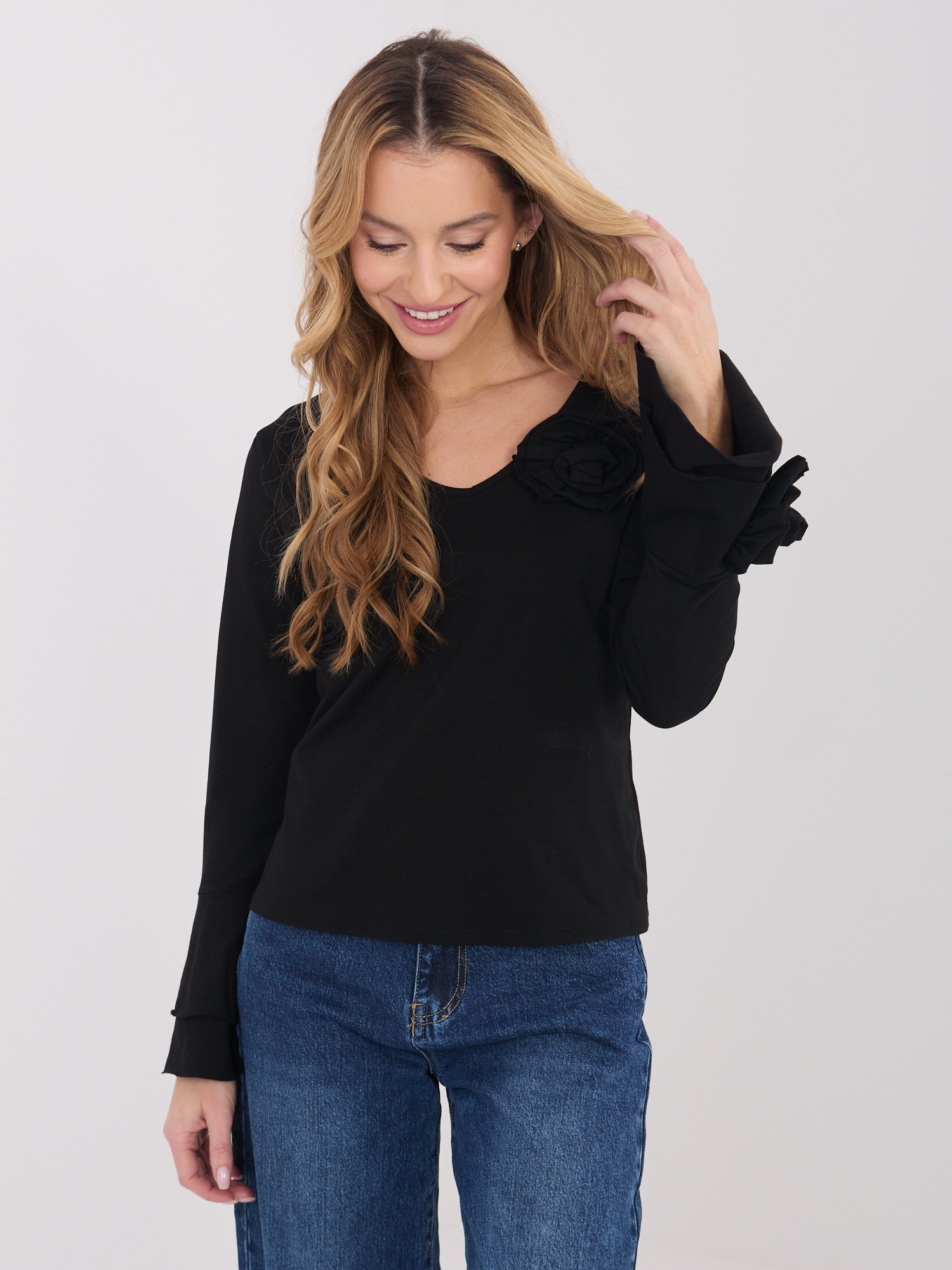 Blusa con mangas acampanadas y flores decorativas IZAURA - negro - Imagen 4