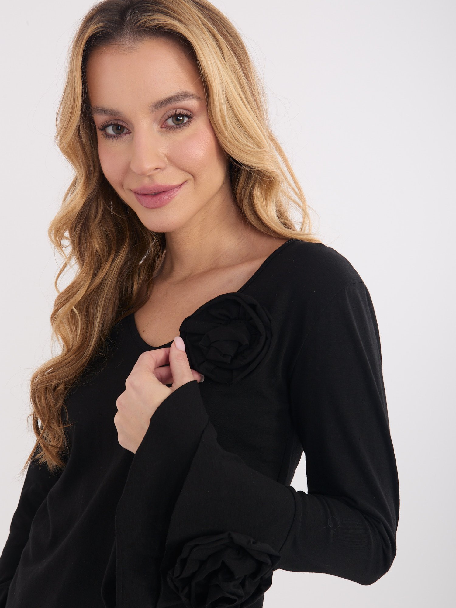 Blusa con mangas acampanadas y flores decorativas IZAURA - negro - Imagen 2