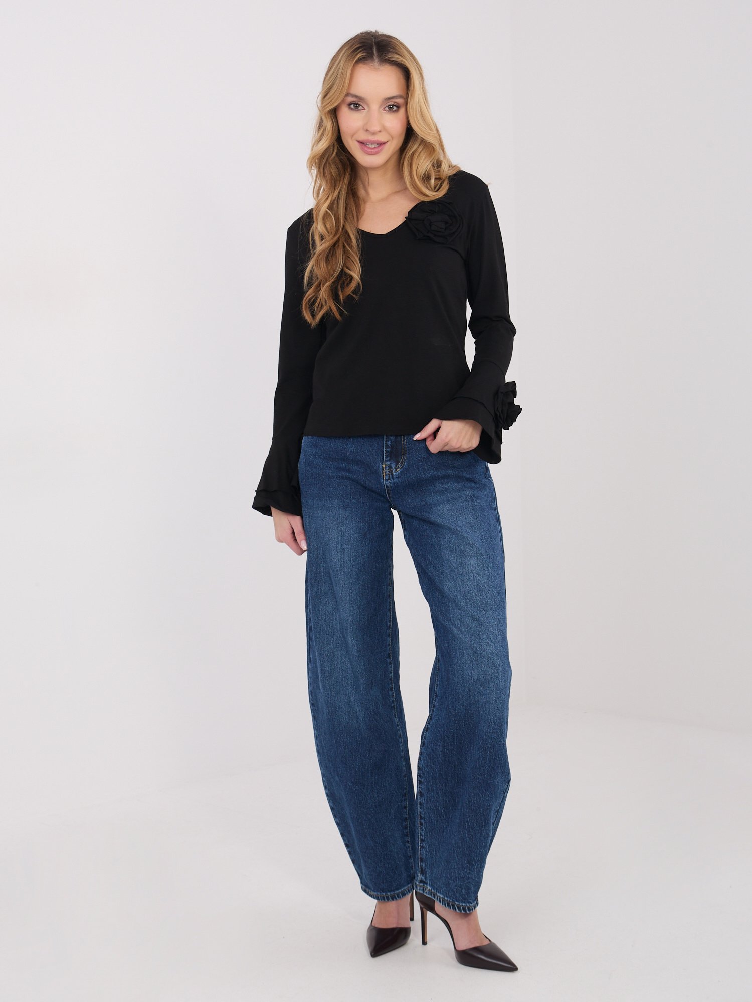 Blusa con mangas acampanadas y flores decorativas IZAURA - negro