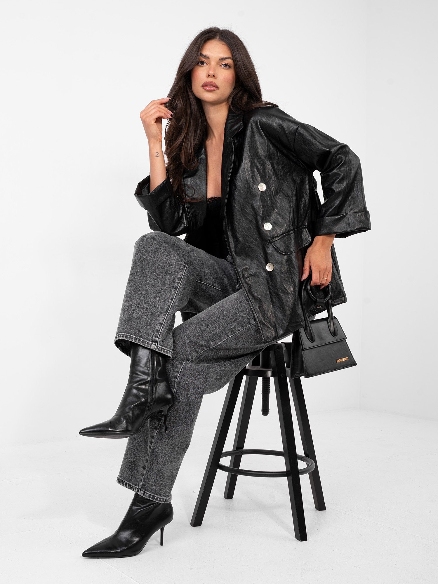 Blazer elegante de piel sintética con manga 3/4 Mersi – negro