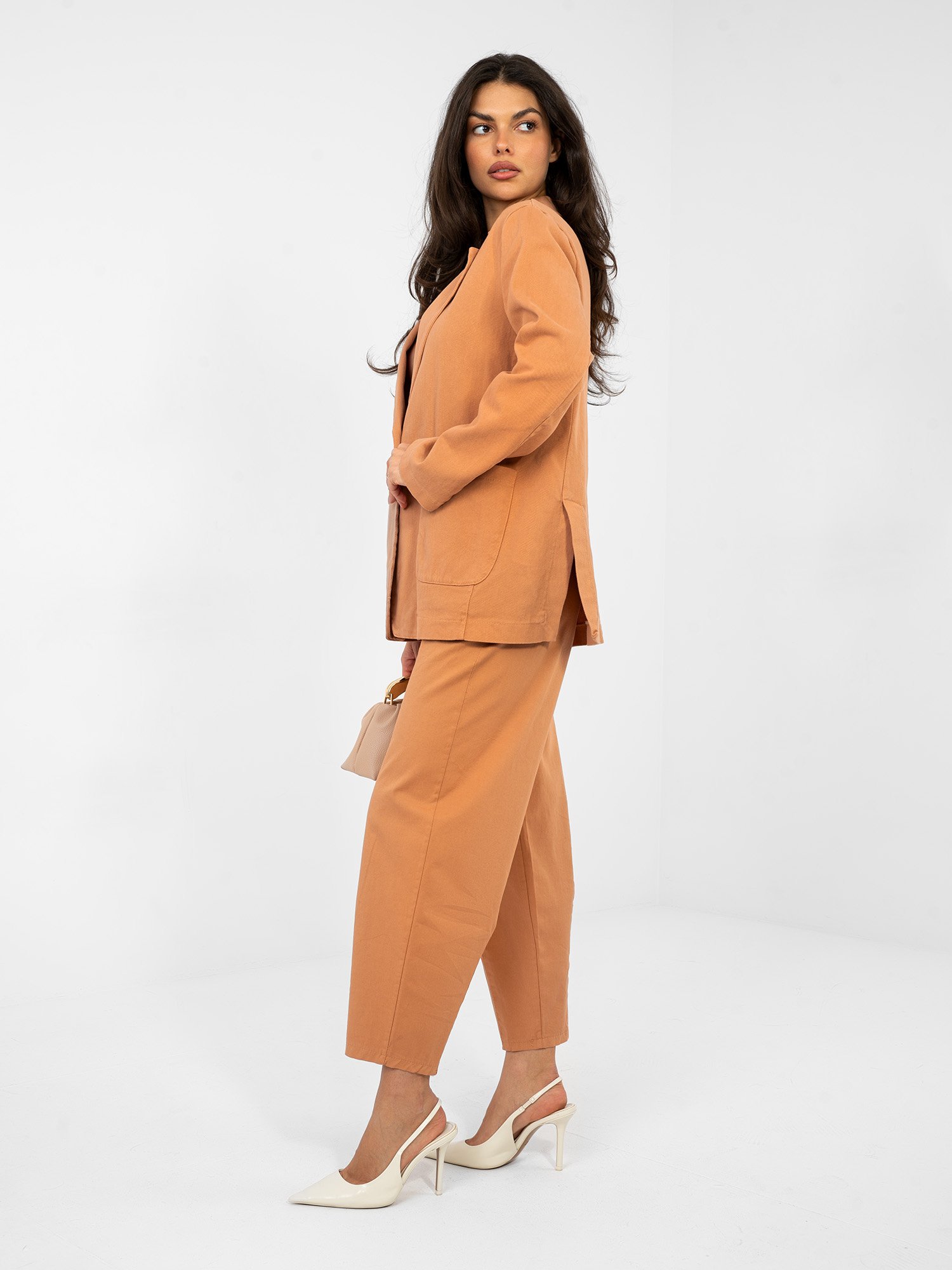 Pantalones modernos con costuras en el bajo SILVARA - naranja oscuro - Imagen 5