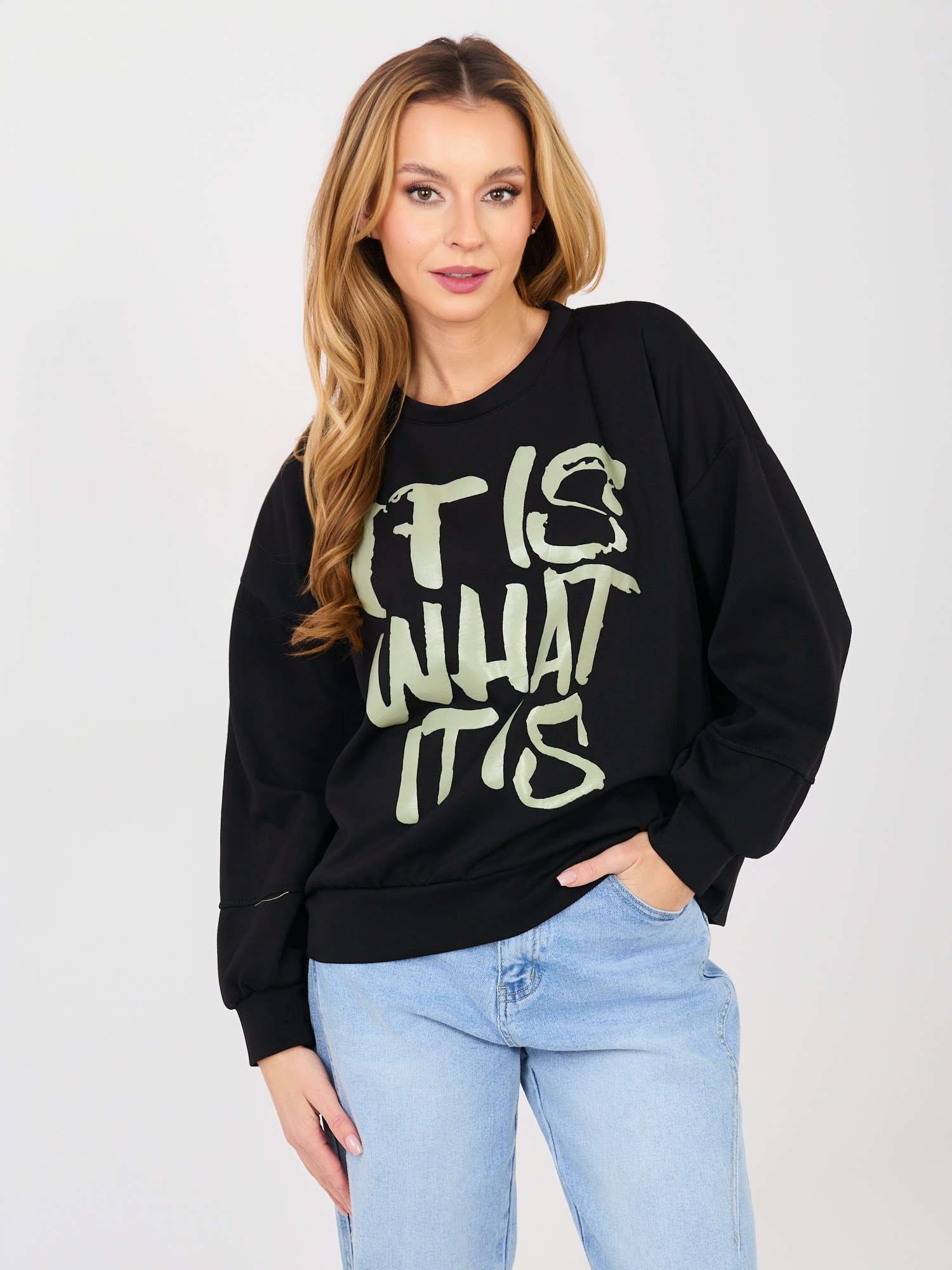 Sudadera oversize de estilo urbano con estampado WHAT IT IS - negro