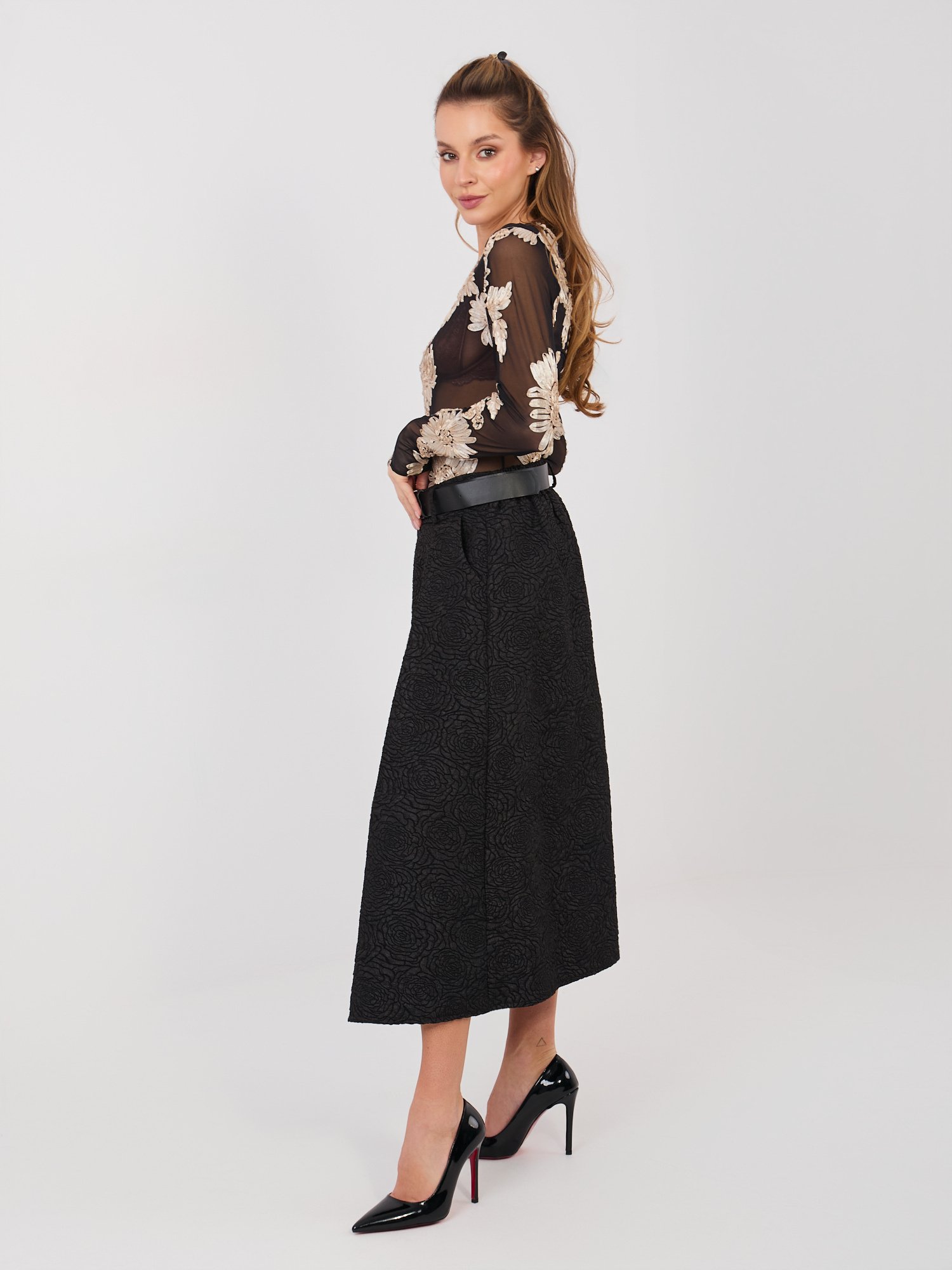 Falda midi de tejido texturizado con cinturón MARISSA - negro - Imagen 4