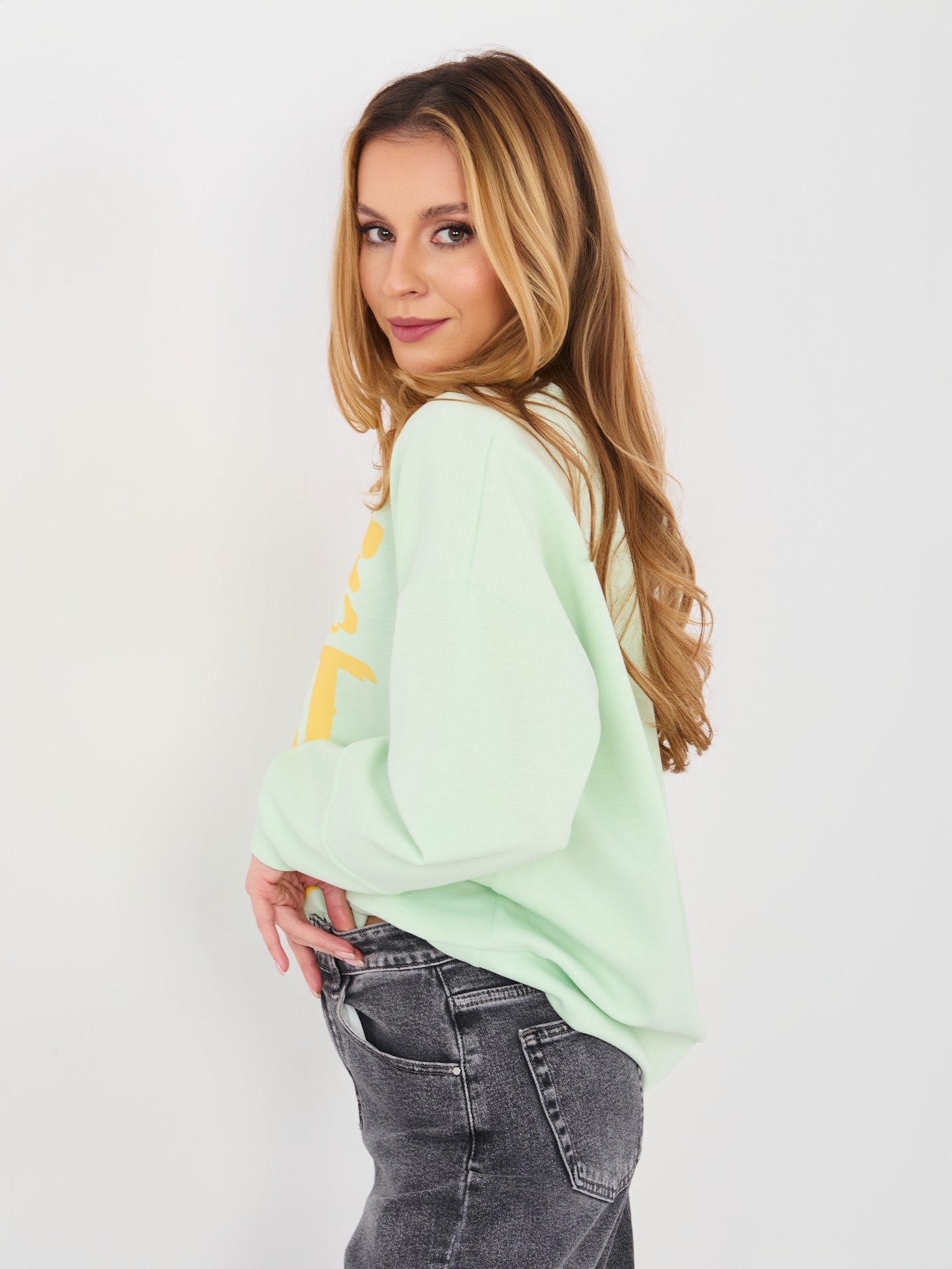 Sudadera oversize de estilo urbano con estampado WHAT IT IS - verde claro - Imagen 4