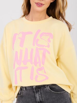 Alternative view of Sudadera oversize de estilo urbano con estampado WHAT IT IS - amarillo claro