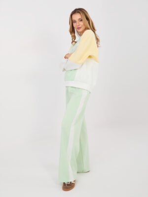 Alternative view of Conjunto casual con detalle de letras brillantes CHARLY - verde claro