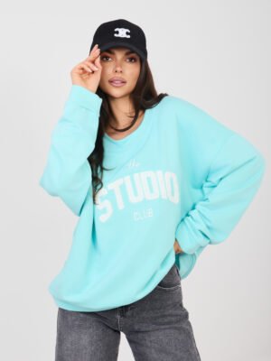 Sudadera oversize con lettering texturizado STUDIO turquesa